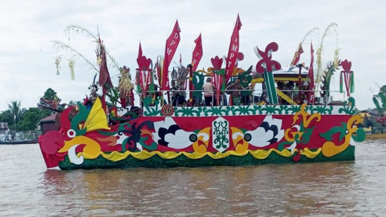 Semarakan Peringatan HUT Kalteng ke-67, DPMPTSP Ikuti Lomba Perahu Hias