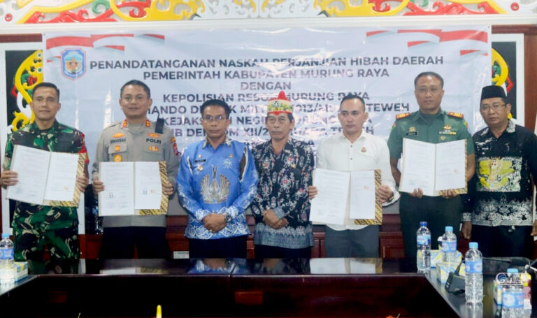 Pj Bupati Hermon Turut Lakukan Penandatangan NPHD Penyelanggaraan Pilkada di Mura