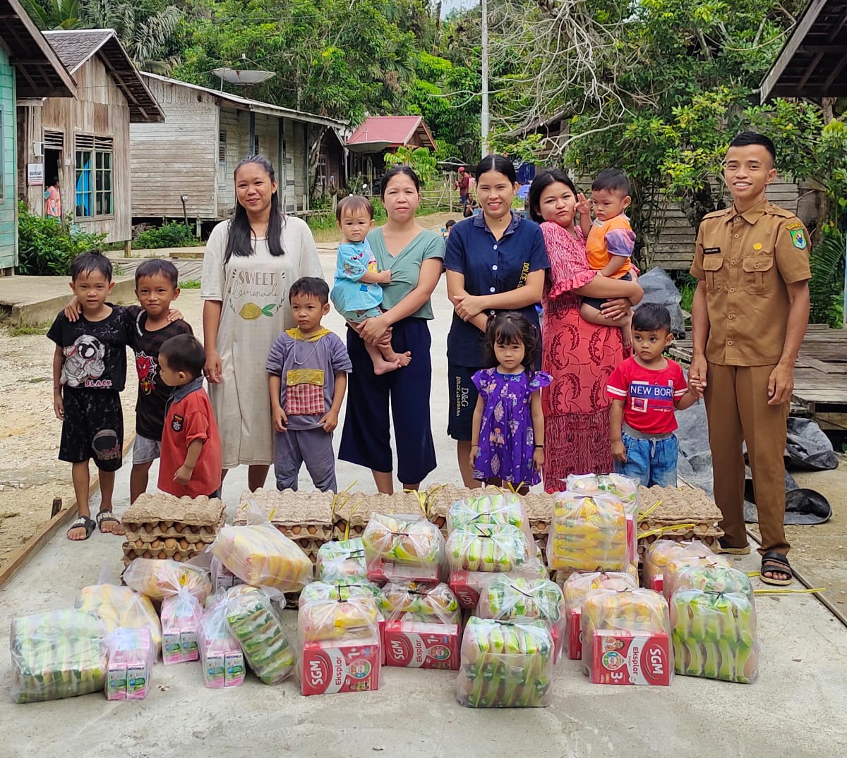 Cegah Stunting, Pemdes Bulau Ngandung Bagikan Makanan Tambahan