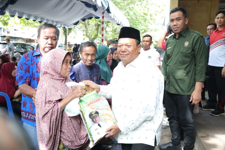 Sekretaris DPRD Kalteng Pajarudinnoor Buka Pasar Murah di Mendawai Bawah