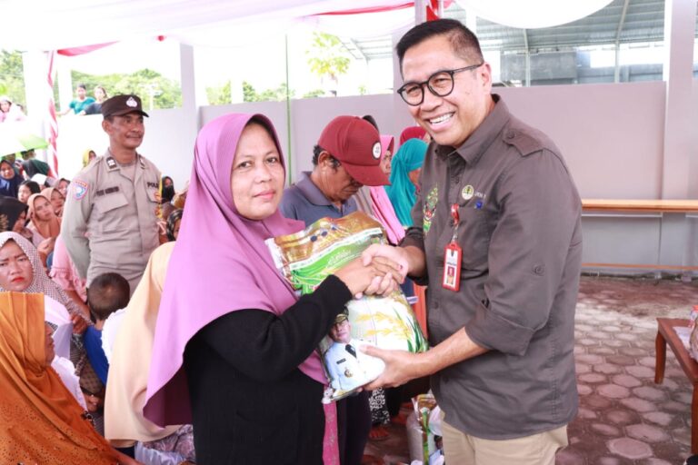 Kepala Bappedalitbang Leonard S Ampung Buka Pasar Murah di Kelurahan Pahandut Seberang