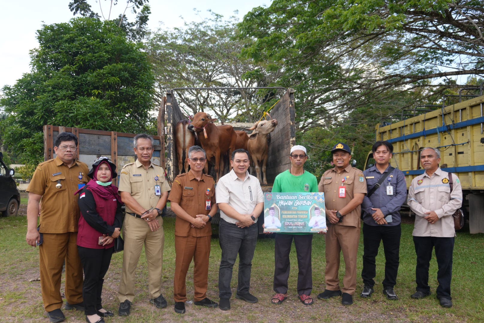Kadinsos Kalteng Serahkan Bantuan Hewan Qurban untuk Masyarakat Lamandau