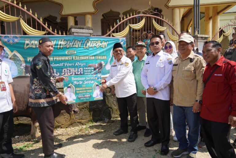 Sekda Nuryakin Buka Pasar Murah Sekaligus Serahkan Bantuan Hewan Qurban