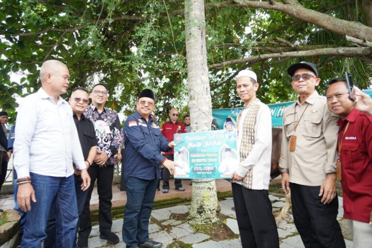 Sekda Nuryakin Serahkan 35 ekor Sapi Qurban dan 1600 Paket Sembako Gratis di Barsel