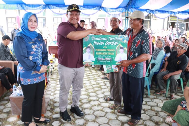 Wagub Edy Pratowo Salurkan 1000 Paket Sembako dan Bantuan Hewan Qurban di Kecamatan Kahayan Kuala