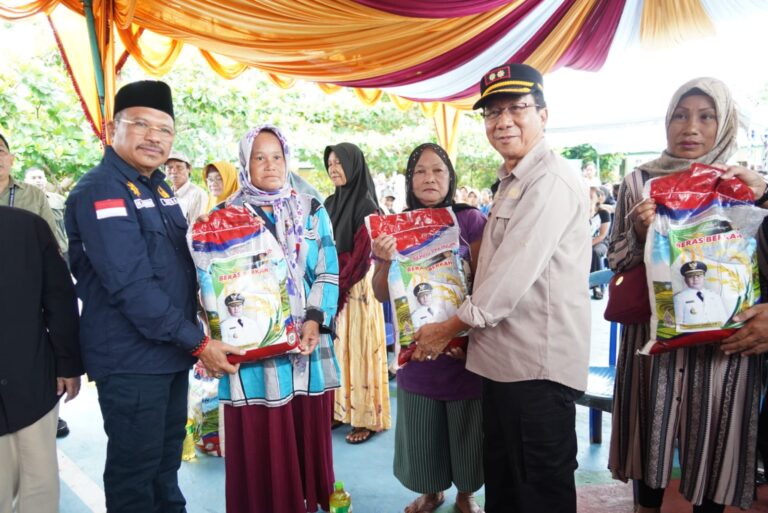 Sekda Nuryakin Buka Pasar Murah Sekaligus Serahkan Bantuan Hewan Qurban di Kabupaten Bartim