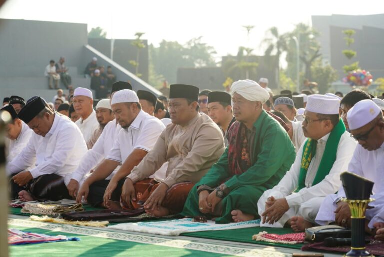 Wagub Edy Pratowo Laksanakan Salat Ied di Bundaran Besar Palangka Raya