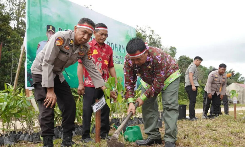 Peringatan ke-78 HUT Bhayangkara, Pj Bupati Sukamara Lakukan Penanaman Pohon