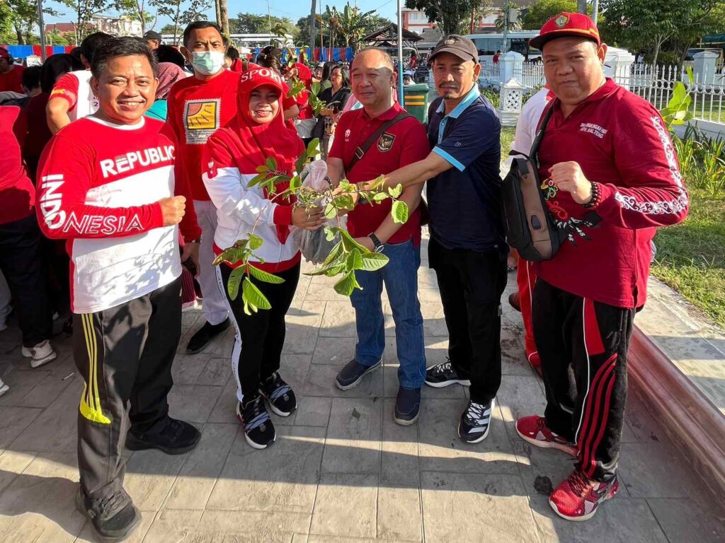 Kepala DLH Kalteng Hadiri Gerakan Pembagian Bendera Merah Putih Tahun 2024