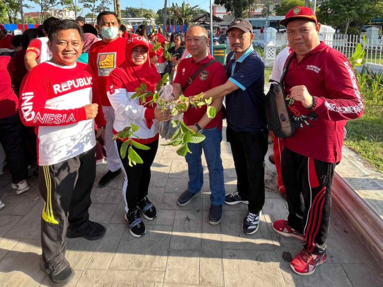 Kepala DLH Kalteng Hadiri Gerakan Pembagian Bendera Merah Putih Tahun 2024