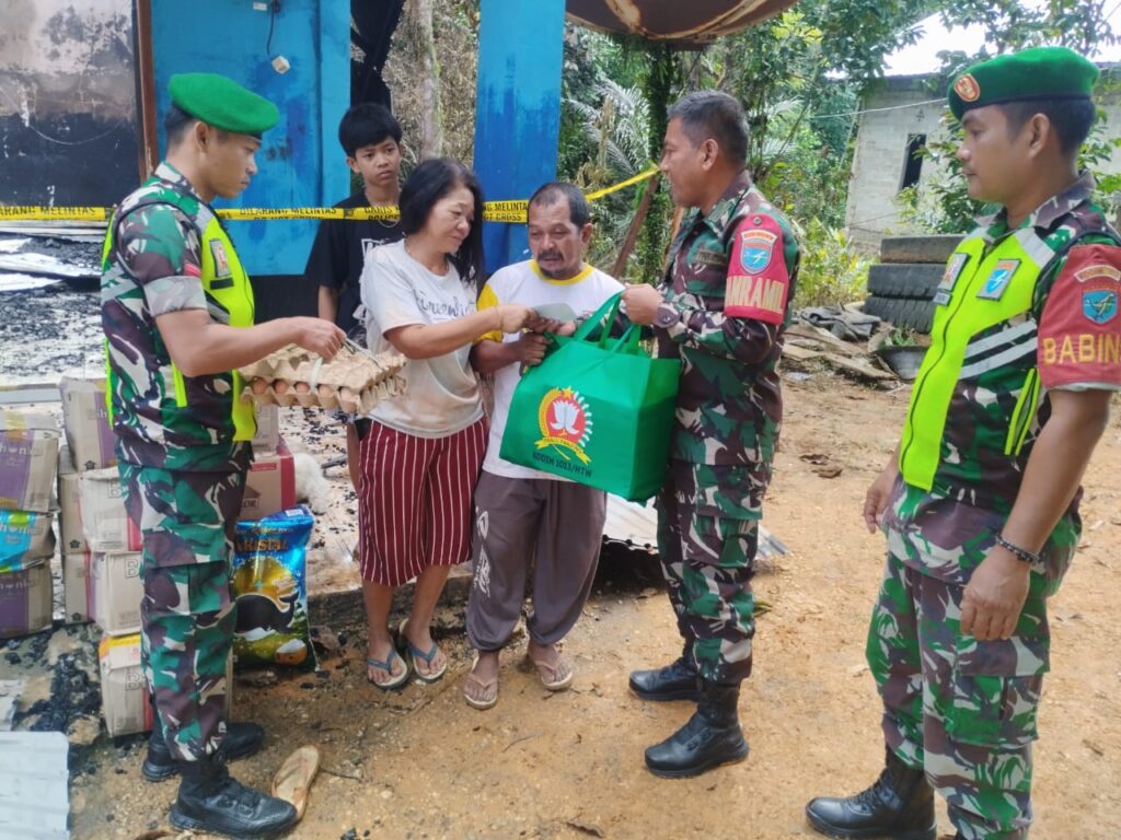 Danramil 1013-06 Lahei Berikan Bantuan Kepada Masyarakat yang Terkena Musibah Kebakaran