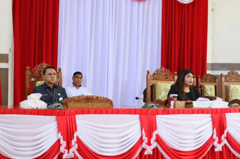 Wakil Ketua II DPRD Gunung Mas (Gumas) Neni Yuliani memimpin rapat paripurna (rapur) ke-5 masa persidangan III tahun sidang 2024 bertempat di Ruang Rapat Paripurna DPRD Gumas, Senin (8/7/2024) sekitar pukul 09.00 WIB.