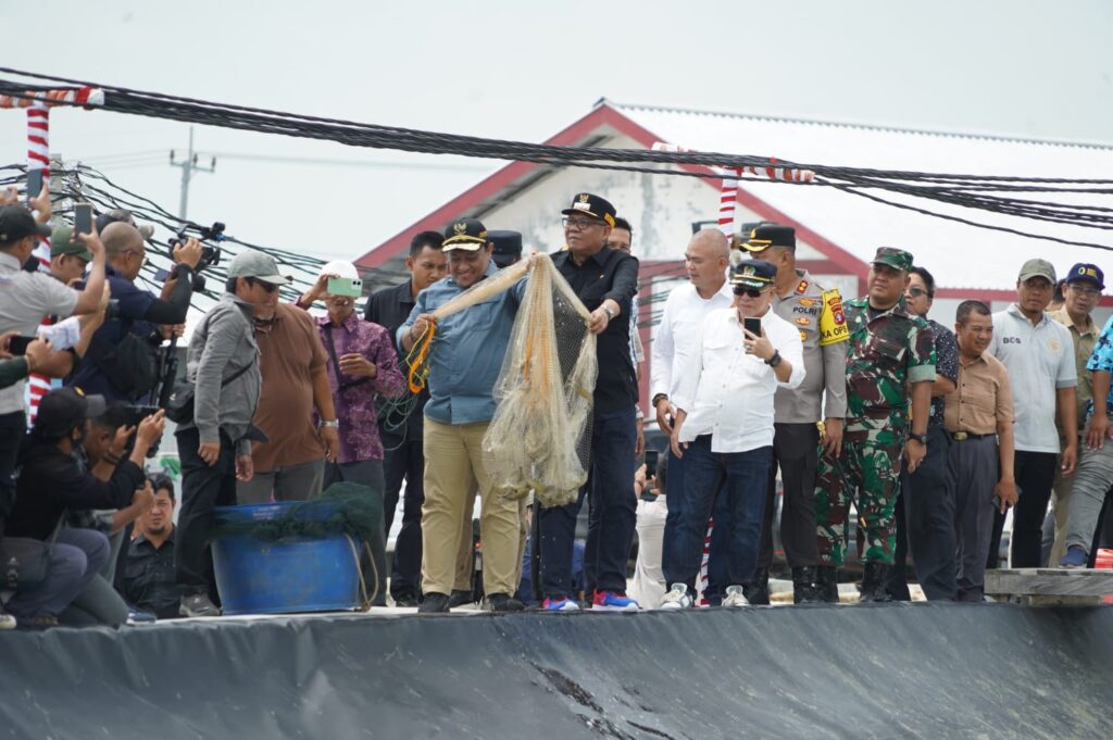 Wagub Edy Pratowo Lakukan Panen Perdana Udang Vaname