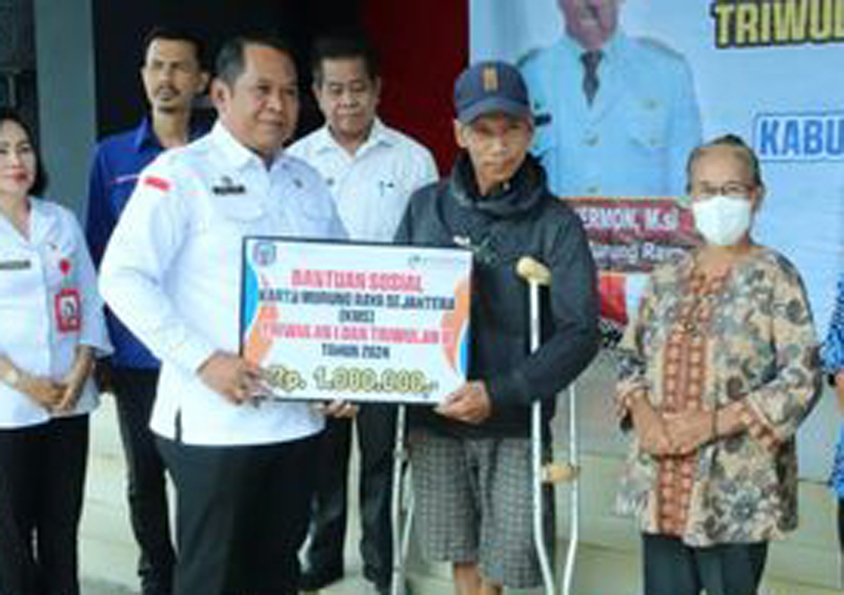 Pj Sekda Mura Buka Acara Penyaluran Program Bantuan KMS Triwulan I dan II