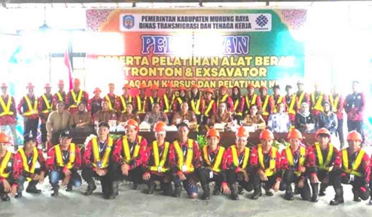 Asisten III Setda Mura Lepas Peserta Pelatihan Alat Berat Tronton dan Excavator