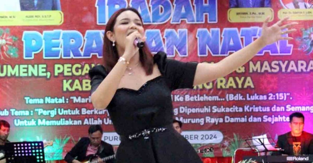 Pj Bupati Mura Didampingi Istri Hadiri Perayaan Natal Oikumene