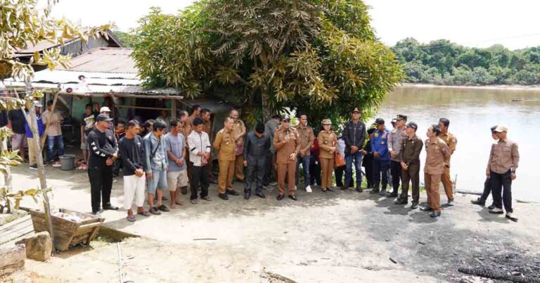 Pj Bupati Mura Tinjau Korban Kebakaran di Desa Muara Jaan dan Salurkan Bantuan