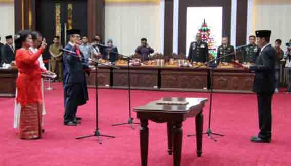 Nyelong Inga Simon dan Yohanes Freddy Ering Dilantik Jadi Anggota DPRD Kalteng