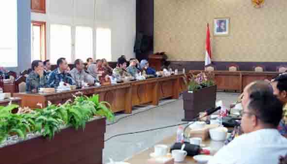 Ketua DPRD Kalteng Pimpin Rapat Gabungan Komisi