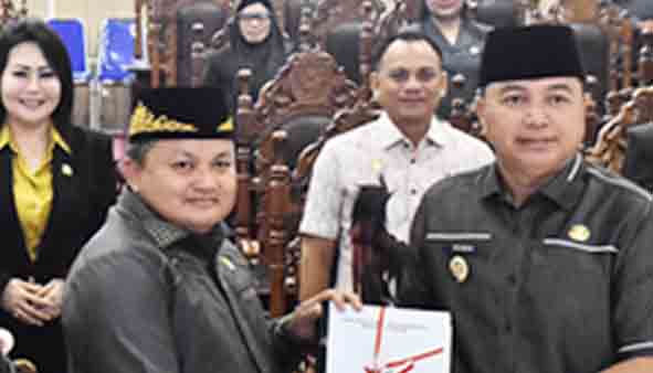 Wabup Kapuas Serahkan 6 Naskah Raperda pada Rapur DPRD Kapuas