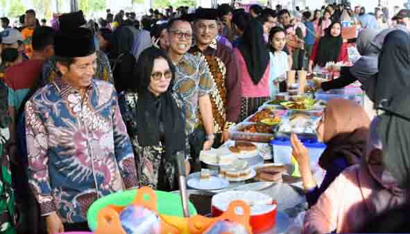 Tumbuh Kembangkan Ekonomi Skala Mikro, Pj Bupati Barut Buka Pasar Ramadan