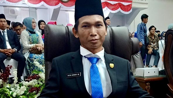 Legislator Barut Sambut Positif Penyerahan Bantuan kepada Siswa Kurang Mampu di SMPN 1 Muara Teweh