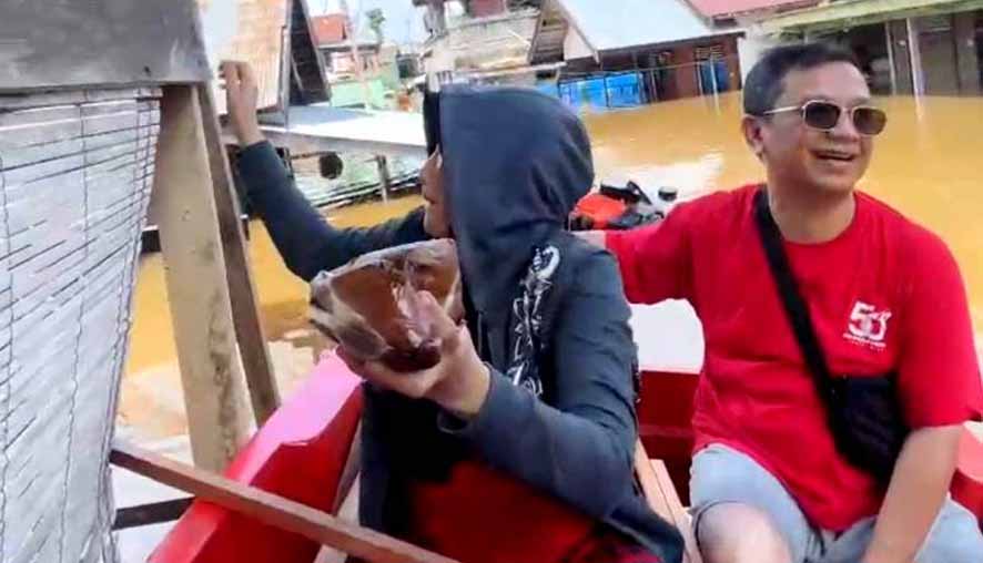 Peduli Warga Terdampak Banjir, Ketua Fraksi PDIP DPRD Barut Bersama Isteri Bagikan Ratusan Nasi Bungkus