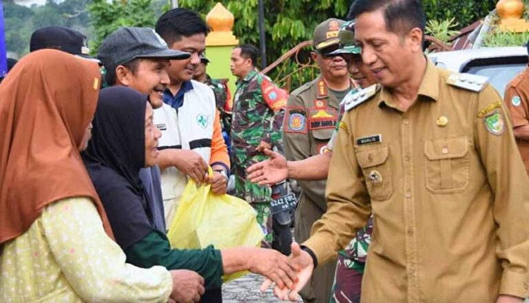 Pemkab Barut Serahkan Bantuan Kepada Masyarakat Terdampak Banjir di Kecamatan Teweh Baru