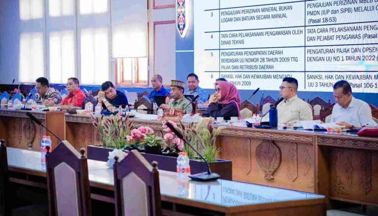 Rapat Raperda Pengelolaan Pertambangan Mineral DPRD dan Pemprov Kalteng