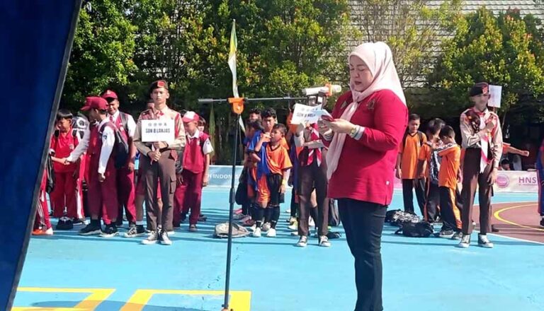 Henny Rosgiaty Rusli Buka Kids Futsal Turnamen MTsN Muara Teweh