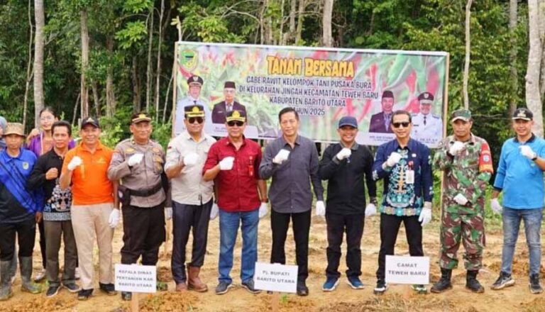 Hadiri Tanam Bersama, Pj Bupati Barut Ajak Masyarakat Perkuat Program Ketahanan Pangan