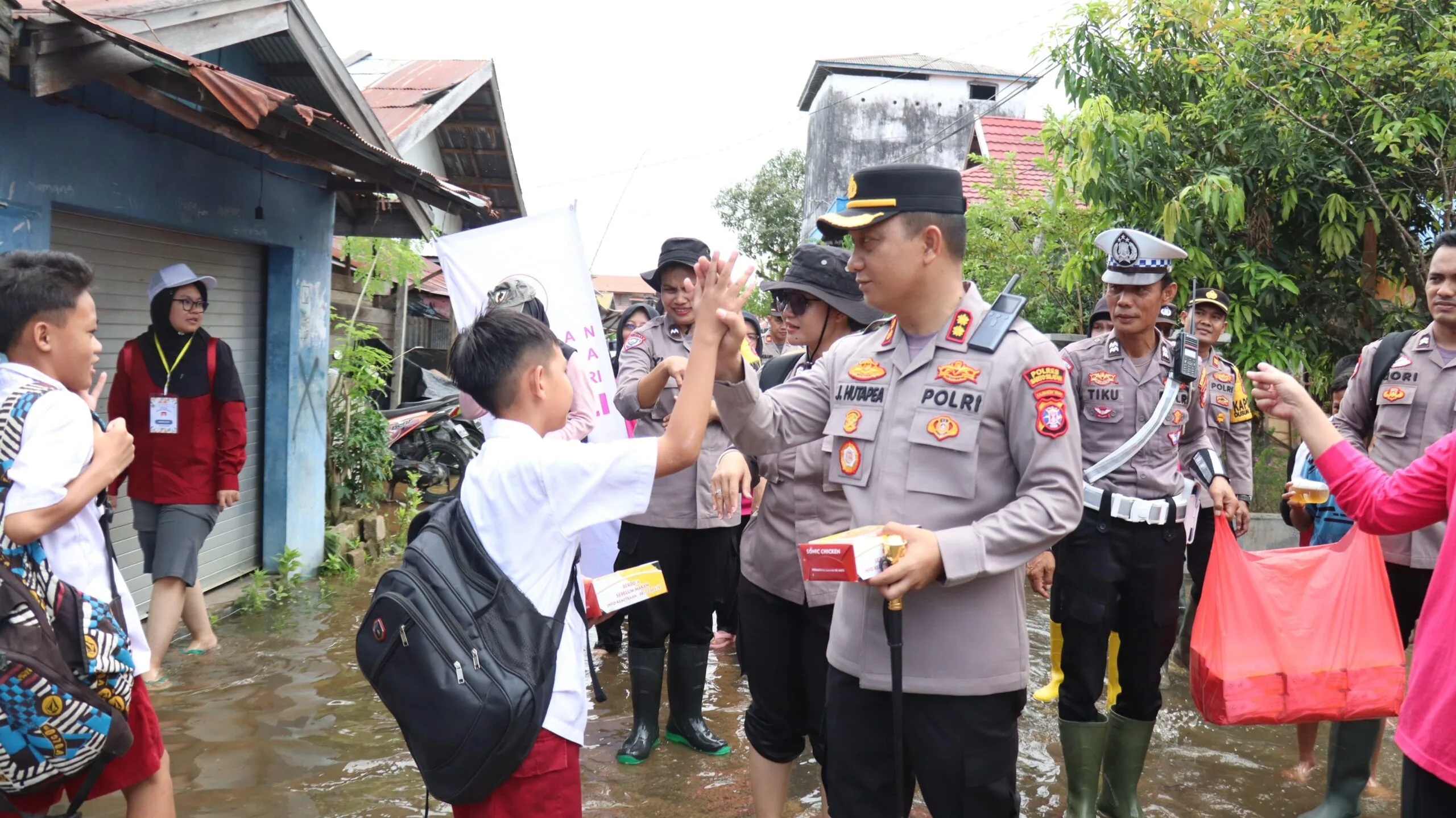 Kapolres Barsel Tinjau Lokasi Banjir dan Berikan Bantuan