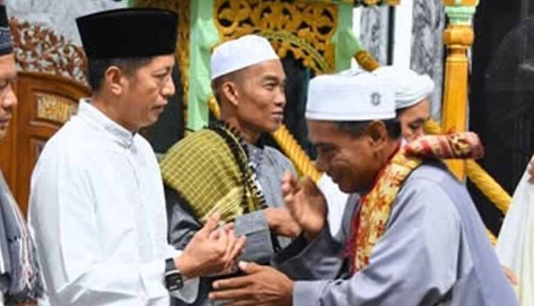 Pj Bupati Barito Utara Beserta Keluarga Laksanakan Sholat Ied di Masjid Jami Muara Teweh
