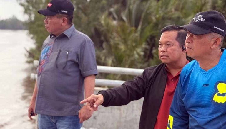 Bupati Bersama Wakil Ketua I DPRD Kapuas Tinjau Progres Pembangunan Jembatan Terusan