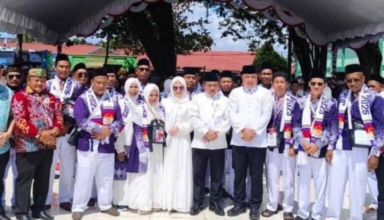 Kuala Kapuas, - Ketua DPRD Kabupaten Kapuas Ardiansah menghadiri acara pelepasan rombongan Jamaah Calon Haji Tahun 1446 H / 2025 M asal Kabupaten Kapuas bertempat di halaman Masjid Agung Al Mukarram Kapuas, Kamis (8/5/2025). Pelepasan tersebut dilakukan secara langsung oleh Bupati Kapuas HM Wiyatno dan dihadiri Wakil Bupati Kapuas Dodo, Sekda Kapuas Septedy, Ketua TP PKK Kapuas Hj Siti Saniah Wiyatno, Anggota DPRD Kapuas H. Saferianiansyah yang juga menjabat sebagai Ketua PHBI Kabupaten Kapuas dan sejumlah Kepala OPD dilingkup Pemkab Kapuas. Usai menghadiri acara pelepasan, Ardiansah menyampaikan doa bagi seluruh jemaah agar senantiasa diberikan kelancaran, kesehatan, dan kekuatan dalam menjalankan seluruh rangkaian ibadah di Tanah Suci. "Selamat menunaikan ibadah haji. Semoga seluruh proses ibadah berjalan lancar, penuh keikhlasan, dan para jemaah kembali ke tanah air dalam keadaan sehat serta menjadi haji yang mabrur," ucap Ardiansah. Legislator Partai Golkar tersebut juga mengingatkan pentingnya menjaga kondisi fisik dan kesehatan selama menjalankan seluruh rangkaian ibadah haji. Hal ini, menurutnya, menjadi kunci agar para jamaah dapat menunaikan ibadah dengan lancar dan khusyuk “Menunaikan ibadah haji memerlukan kesiapan fisik dan mental yang kuat. Oleh karena itu, saya mengingatkan kepada seluruh jamaah agar menjaga kesehatan, mengatur pola makan, dan cukup beristirahat agar dapat melaksanakan seluruh rangkaian ibadah dengan lancar,” imbuhnya Sementara itu sebelumnya, Bupati Kapuas Wiyatno dalam sambutannya menegaskan bahwa Pemerintah Kabupaten Kapuas akan terus-menerus meningkatkan pelayanan ibadah haji dengan terus berkoordinasi antara Kantor Kementerian Agama Provinsi Kalimantan Tengah, juga Kantor Kementerian Agama Kabupaten Kapuas, serta instansi yang terkait. “Sehingga pelaksanaan pelayanan ibadah haji dapat terus berjalan lancar mulai dari pelepasan sampai penjemputan nanti. Hal tersebut tidak terlepas dari tujuan untuk meningkatkan kebersamaan antar sesama,” ucapnya. Dalam laporannya, Kepala Kemenag Kapuas H Hamidhan menjelaskan bahwa untuk Jamaah Calon Haji Kapuas, jumlahnya semua adalah 324 orang yang terdiri dari 150 laki-laki dan 174 perempuan. “Insyaallah Jamaah Calon Haji Kapuas akan terbagi menjadi dua kloter yakni kloter 3 berjumlah 279 orang yang akan berangkat menuju Embarkasi Banjarmasin pada hari ini tanggal 8 mei 2025. Kemudian Kloter 5 berjumlah 45 orang yang akan berangkat pada hari Senin tanggal 12 Mei 2025,” tutur Hamidhan. Rombongan jamaah calon haji Kapuas diantar menggunakan 10 bus yang difasilitasi Pemkab Kapuas dengan pengawalan dari Polres Kapuas, ambulan dan Dishub Kapuas. (NN)