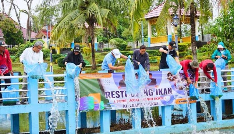 Pj Bupati Barito Utara Laksanakan Tabur Benih Ikan di Kolam Milik Pemda