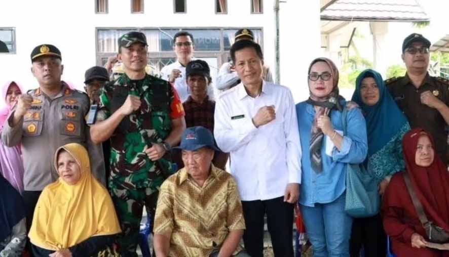 Kapolres Barito Utara Dampingi Pj Bupati Barito Utara Salurkan Bantuan untuk Warga Terdampak Banjir