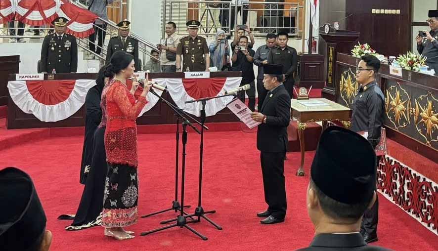 Nisha Anggraeni dan Kabik Amaz Jasikha Resmi Dilantik PAW Anggota DPRD Mura