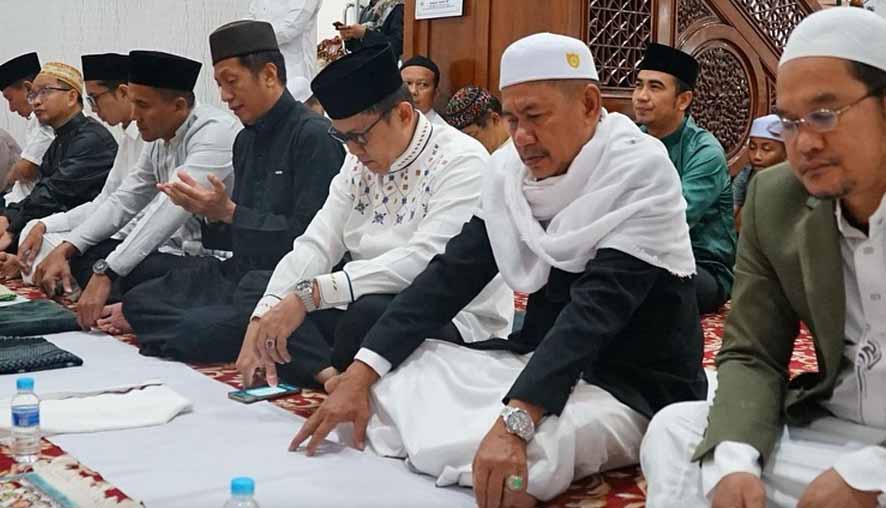 Pj Bupati Indra Gunawan Laksanakan Sholat Idul Adha di Masjid Raya Shiratal Mustaqim