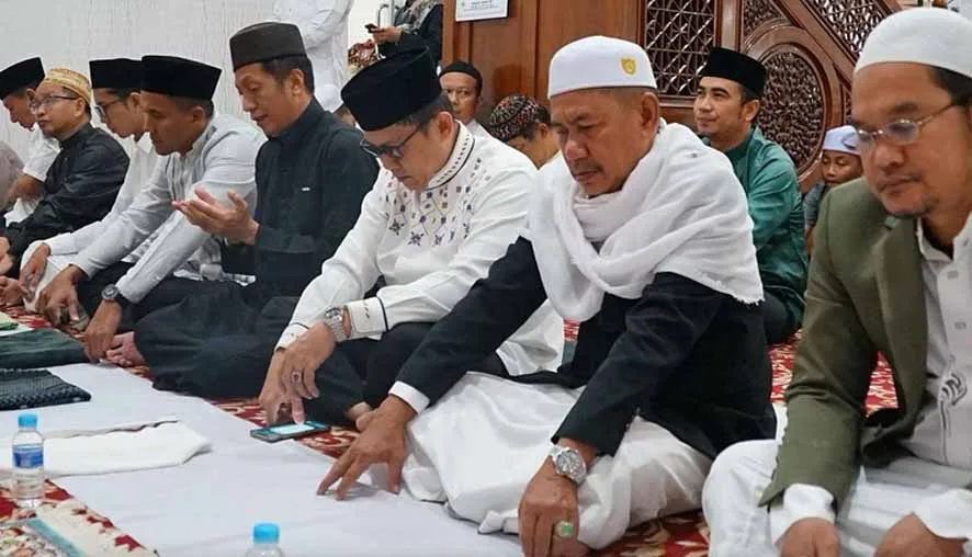 Pj Bupati Indra Gunawan Laksanakan Sholat Idul Adha di Masjid Raya Shiratal Mustaqim