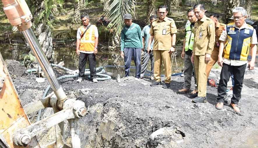 Respon Cepat Keluhan Mayarakat, Pj Bupati Barito Utara Tinjau Langsung Jalan Rusak