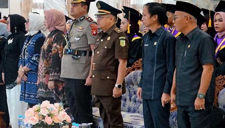 Wisuda 159 Mahasiswa STIE Muara Teweh Mendapat Apresiasi DPRD Barut