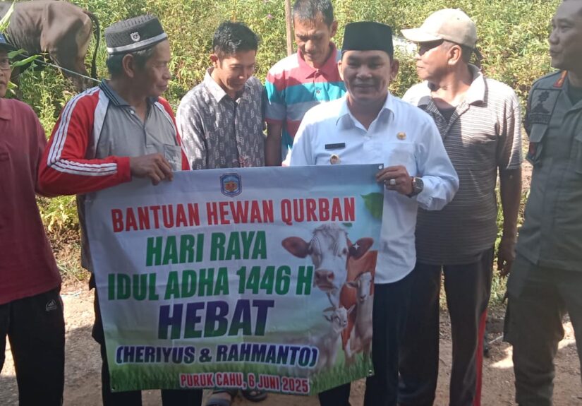 Perkuat Nilai-nilai Sosial, Heriyus–Rahmanto Salurkan Hewan Kurban untuk Warga Murung Raya