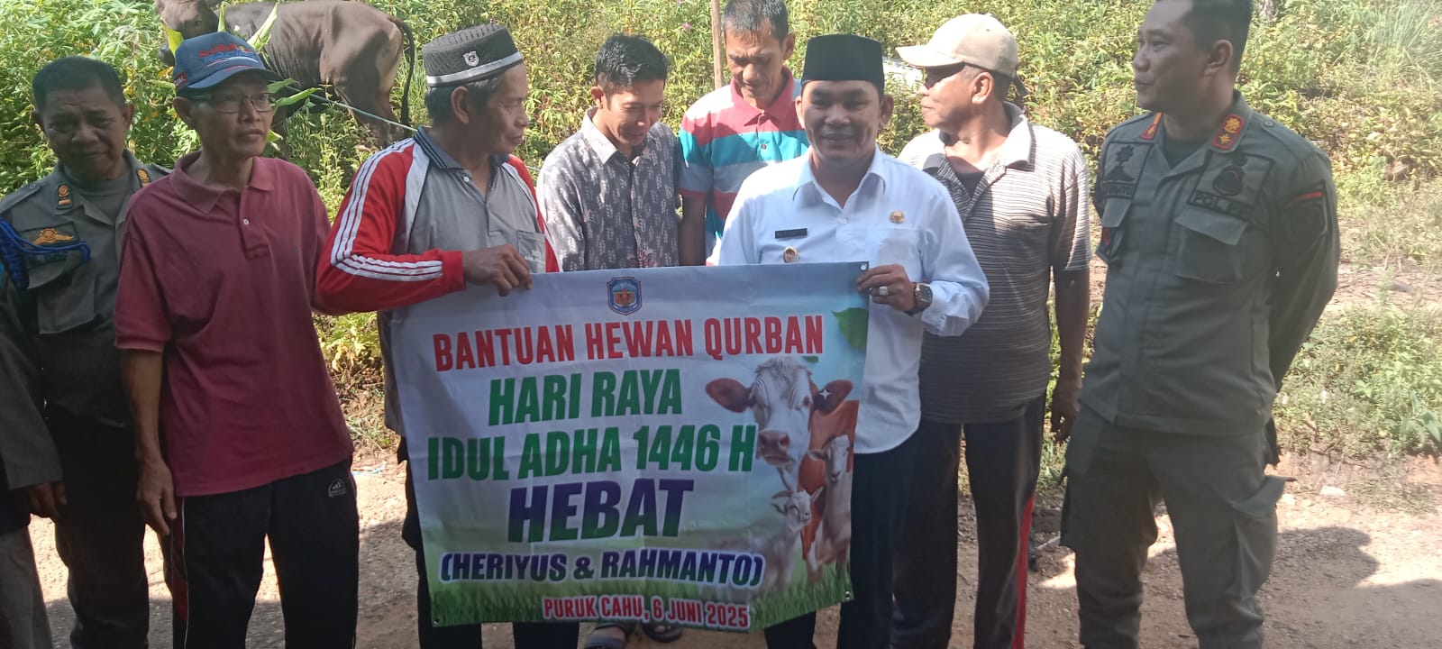 Perkuat Nilai-nilai Sosial, Heriyus–Rahmanto Salurkan Hewan Kurban untuk Warga Murung Raya