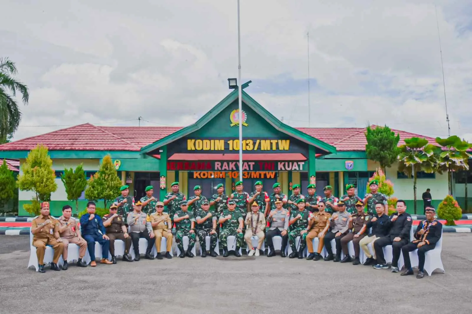 Jelang Pelaksanaan PSU, Gubernur Kalteng Bersama Pangdam XII/Tanjungpura Berikan Pengarahan Kepada Jajaran Prajurit TNI di Markas Kodim 1013/Muara Teweh