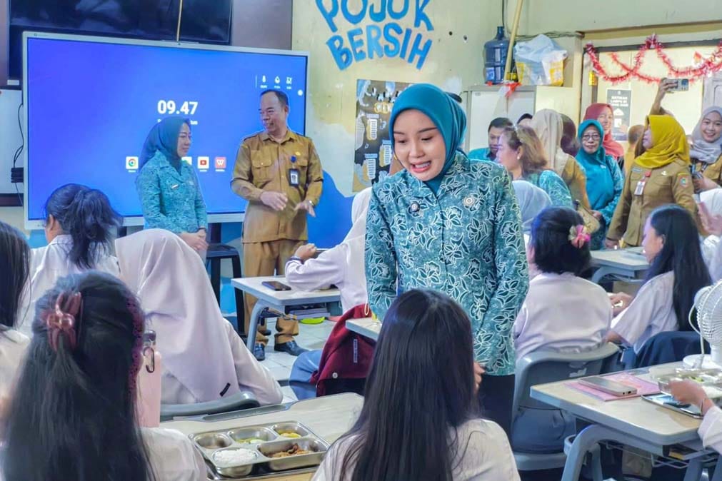 Aisyah Thisia Agustiar Sabran Tinjau Pelaksanaan CKG dan MBG di Dua SMA