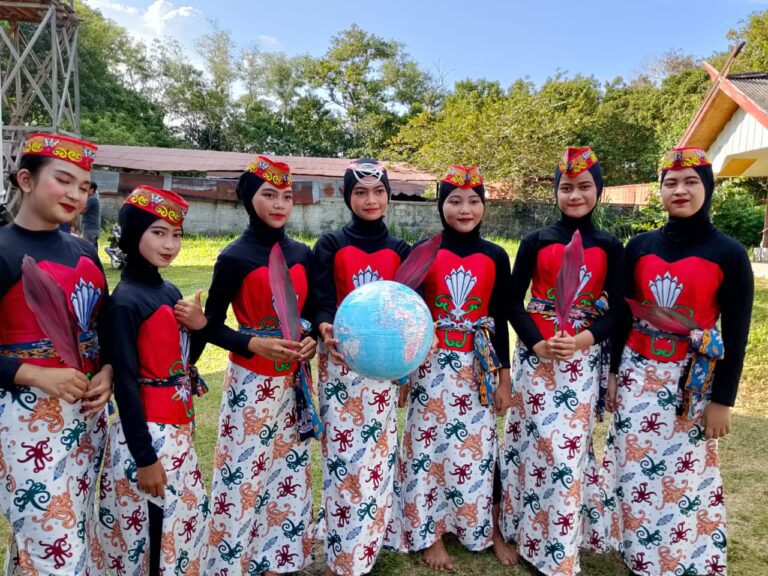 Murid MIN 5 Kota Palangka Raya Tampilkan Tarian dan Puisi di Hadapan Peserta Upacara HUT ke 80 RI