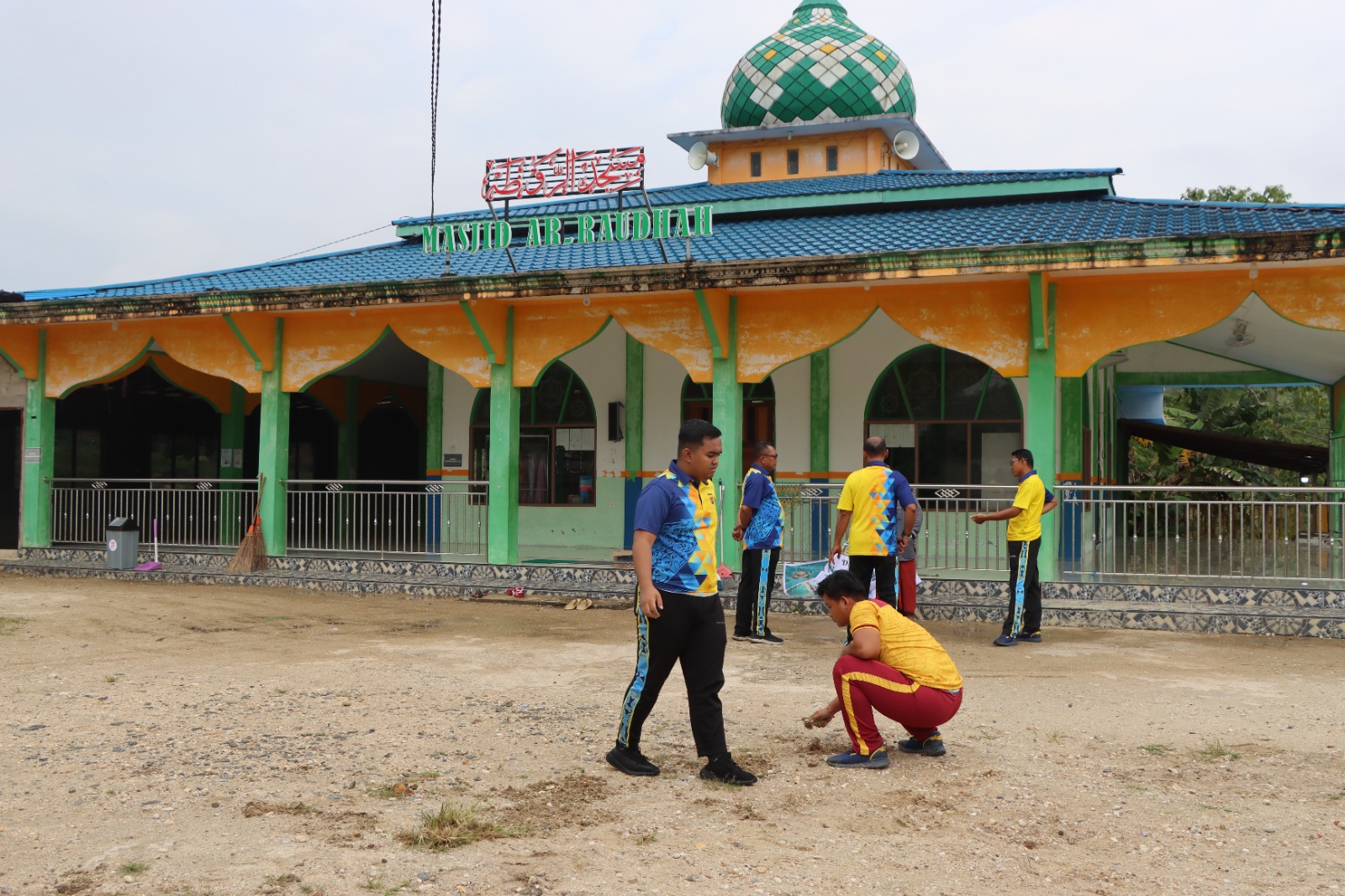 Jelang Maulid Nabi 1447 H, Personel Polres Gumas Gotong Royong Bersihkan Masjid Ar-Raudhah
