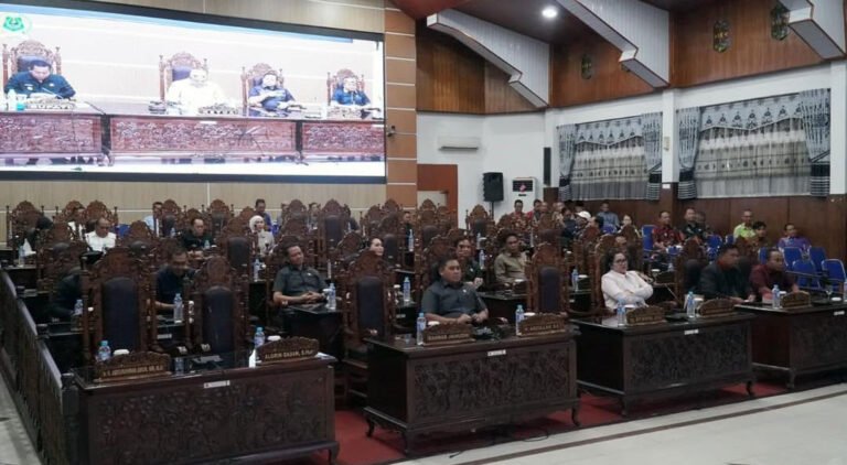 Senin,malam 7 Juli 2025, Ardiansah, S. Hut, MM (Ketua DPRD Kab. Kapuas) Pimpin Rapat Paripurna (1)