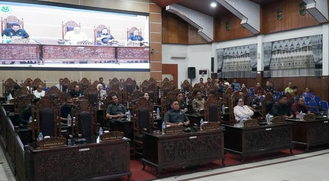 Senin,malam 7 Juli 2025, Ardiansah, S. Hut, MM (Ketua DPRD Kab. Kapuas) Pimpin Rapat Paripurna (1)
